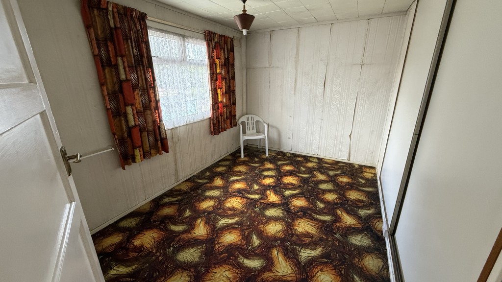 Lot: 81 - VACANT SEMI-DETACHED HOUSE REQUIRING MODERNISATION - Internal image of bedroom 2